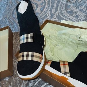 I’m selling kids burberry shoes wore 1 time tags are in the box